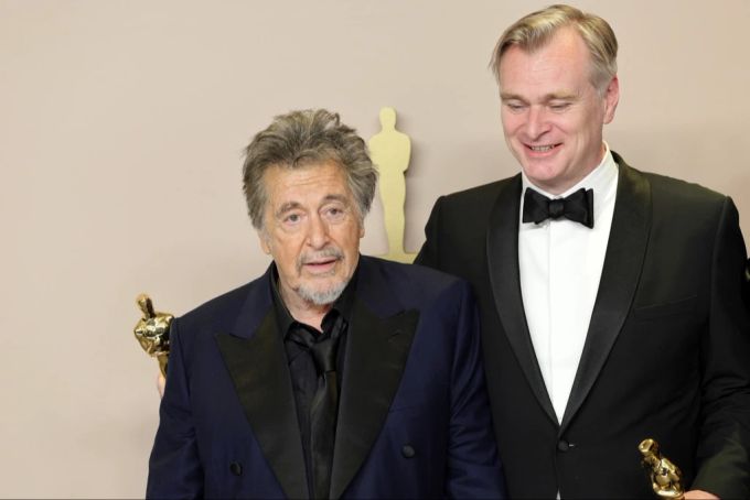 Al Pacino (l.) posiert mit Christopher Nolan, Gewinner des Preises für den besten Film für «Oppenheimer». Al Pacino
