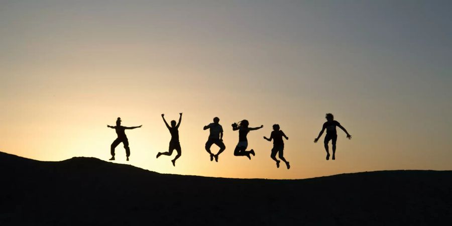 6 Personen springen