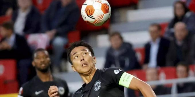 Soll seinen Vertrag bei der Eintracht verlängern: Makoto Hasebe. Foto: Olivier Matthys/AP/dpa Soll seinen Vertrag bei der Eintracht verlängern: Makoto Hasebe. Foto: Olivier Matthys/AP/dpa