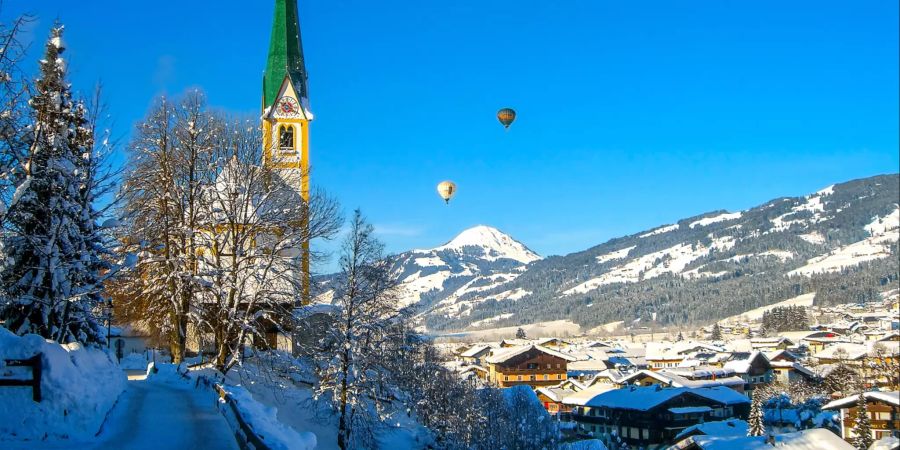 Kitzbühel ist ein Nobel-Ski-Ort in den österreichischen Alpen.