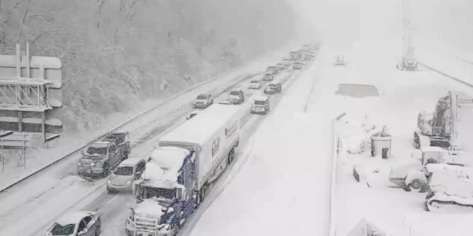 Autos und LKWs stehen auf einem gesperrten Abschnitt der Autobahn I-95 in der Nähe von Fredericksburg in den USA. Foto: Uncredited/Virginia Department of Transportstion/AP/dpa Autos und LKWs stehen auf einem gesperrten Abschnitt der Autobahn I-95 in der Nähe von Fredericksburg in den USA. Foto: Uncredited/Virginia Department of Transportstion/AP/dpa