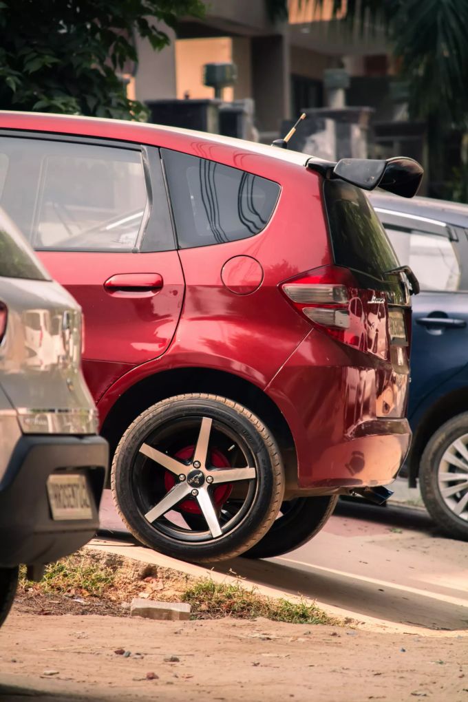 Aus einem Honda Jazz wollten sich Katalysatorklauer am 6. Dezember in Schleswig-Holstein ein Nikolausgeschenk holen. Honda Jazz rot