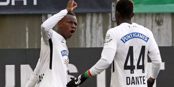 Kelvin Yeboah (l.) beim Torjubel gegen den Austria Klagenfurt. Kelvin Yeboah