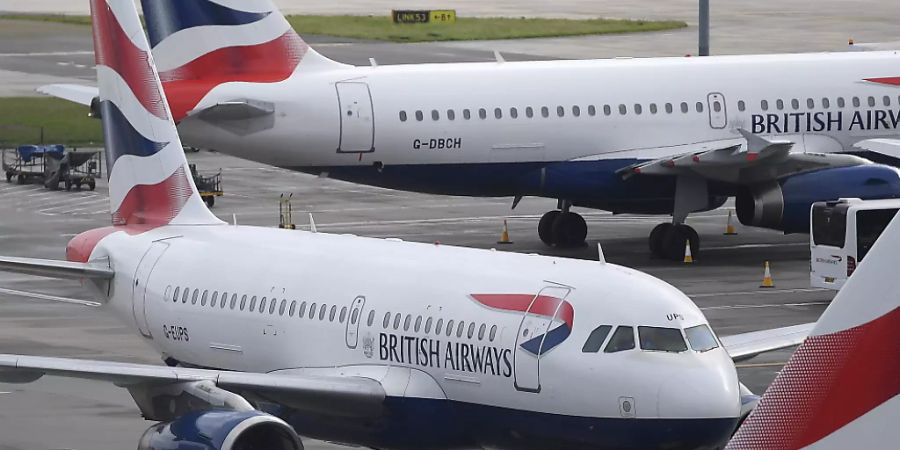 Die British-Airways-Mutter IAG ist im Sommer trotz der Erholung des Flugverkehrs tief in den roten Zahlen geblieben. Für das Gesamtjahr rechnet das Management jetzt mit einem operativen Verlust von etwa 3 Milliarden Euro. (Archivbild)