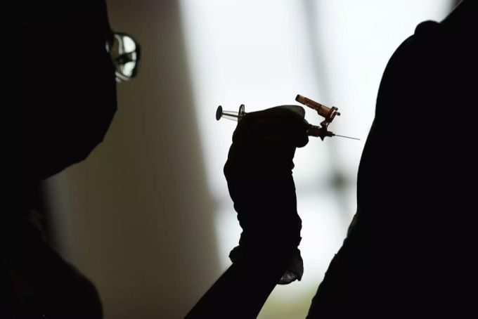 Auch einige ungeimpfte Pflegepersonen sind in den USA von strengeren Massnahmen betroffen. Impfung Pflege