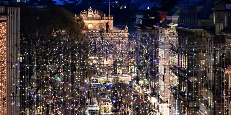 Bahnhofstrasse_Zuerich_Lucy_Blick_auf_Hauptbahnhof