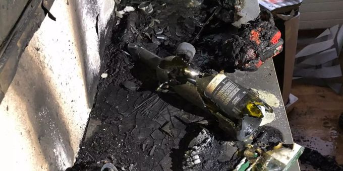 Gemäss ersten Erkenntnissen löste ein unbeaufsichtigtes brennendes Teelicht den Brand aus. Brand