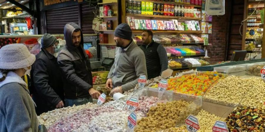 Kunden bei einem Händler in Istanbul. Foto: Tolga Ildun/ZUMA Press Wire/dpa