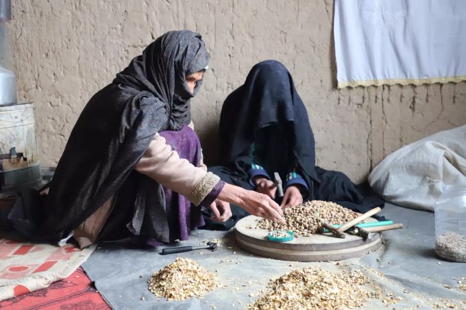 Fast die gesamte Bevölkerung hat nach eigenen Angaben nicht genügend zu essen. Zwei Afghaninnen