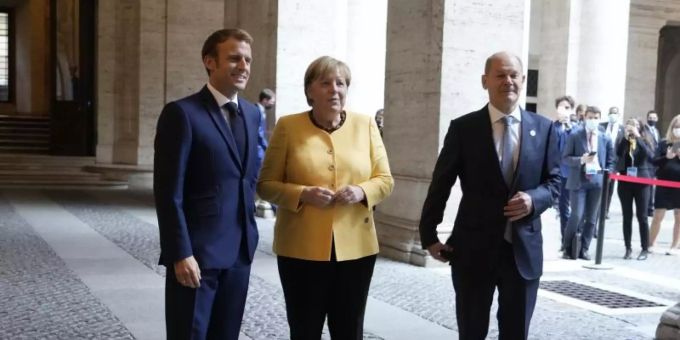 Emmanuel Macron (l-r), Präsident von Frankreich, begrüsst Angela Merkel (CDU), geschäftsführende Bundeskanzlerin, und Olaf Scholz (SPD), Bundesfinanzminister und Kanzlerkandidat, vor einem Treffen der Europäischen Union und der Afrikanischen Union in der französischen Botschaft. Foto: Gregorio Borgia/Pool AP/dpa Emmanuel Macron (l-r), Präsident von Frankreich, begrüsst Angela Merkel (CDU), geschäftsführende Bundeskanzlerin, und Olaf Scholz (SPD), Bundesfinanzminister und Kanzlerkandidat, vor einem Treffen der Europäischen Union und der Afrikanischen Union in der französischen Botschaft. Foto: Gregorio Borgia/Pool AP/dpa