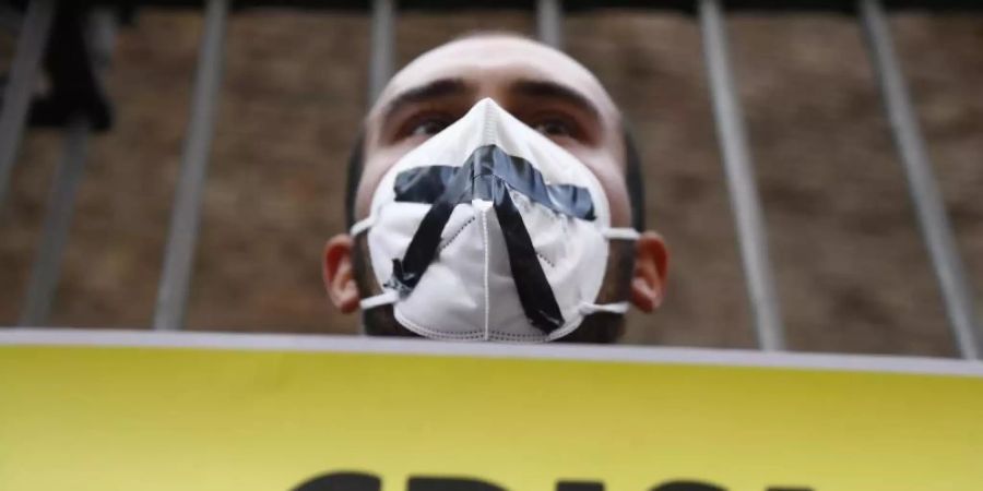 Ein Klimaaktivist mit einem Protestschild am Rande des G20-Gipfels in Rom. Foto: Cecilia Fabiano/LaPresse via ZUMA Press/dpa