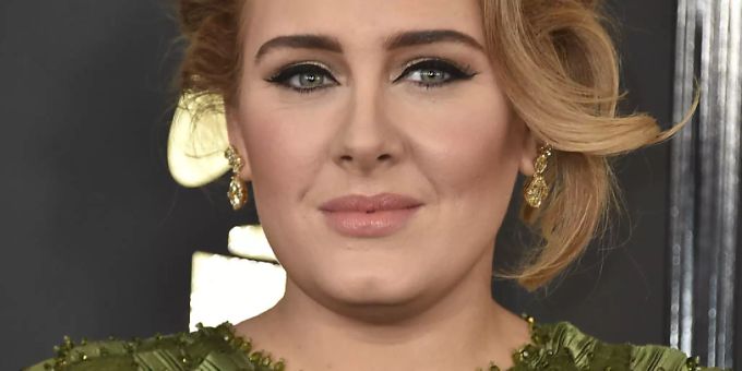ARCHIV - Die britische Sängerin Adele, aufgenommen bei der 59. Verleihung der Grammy Awards im Staples Center, bevor sie erschlankte. Foto: Jordan Strauss/Invision/AP/dpa ARCHIV - Die britische Sängerin Adele, aufgenommen bei der 59. Verleihung der Grammy Awards im Staples Center, bevor sie erschlankte. Foto: Jordan Strauss/Invision/AP/dpa