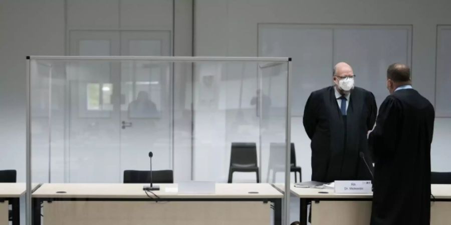 Zum Prozessauftakt blieb der Platz der Angeklagten leer