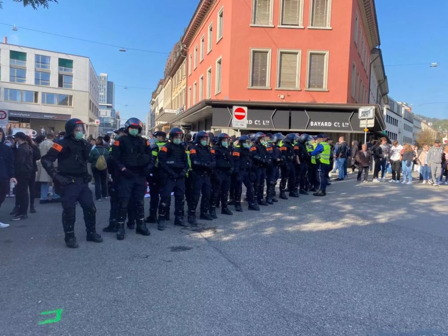 Die Polizei stellt sich zwischen die beiden Demonstrationen.