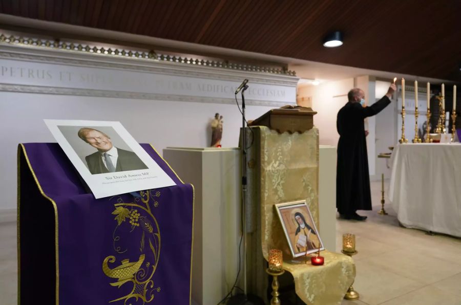 In der Nähe des Altars in der St Peters Kirche wird ein Bild von Amess platziert.