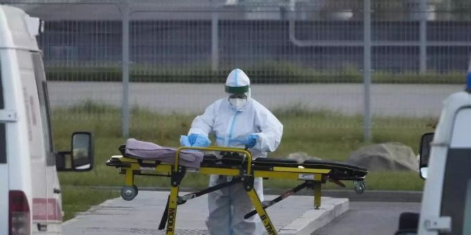 Ein medizinischer Mitarbeiter bereitet eine Trage vor einem Krankenhaus in Kommunarka vor. Foto: Alexander Zemlianichenko/AP/dpa coronavirus