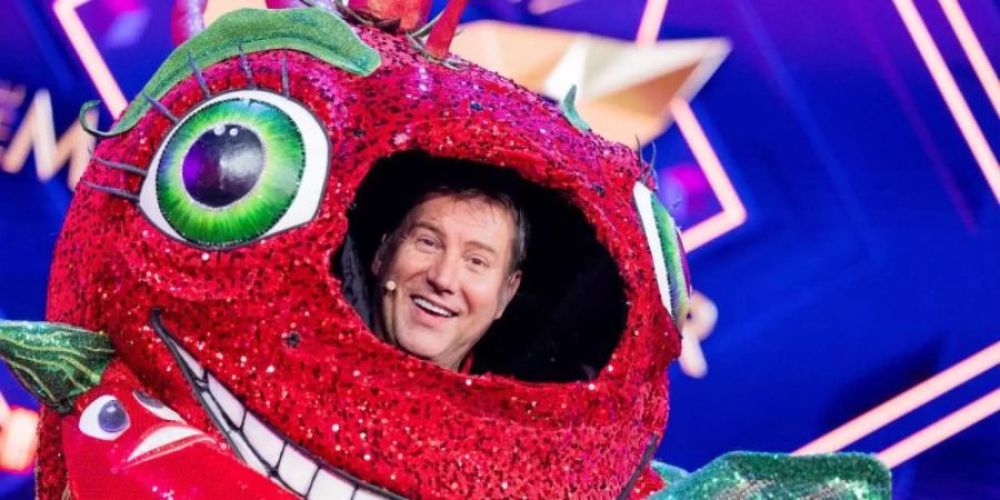 Jens Riewa als «Die Chili» in der Prosieben-Show «The Masked Singer». Foto: Rolf Vennenbernd/dpa