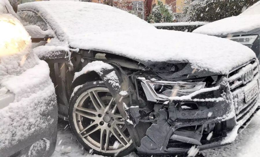 Der Unfallwagen des Unglücks in Niederurnen ist stark beschädigt.