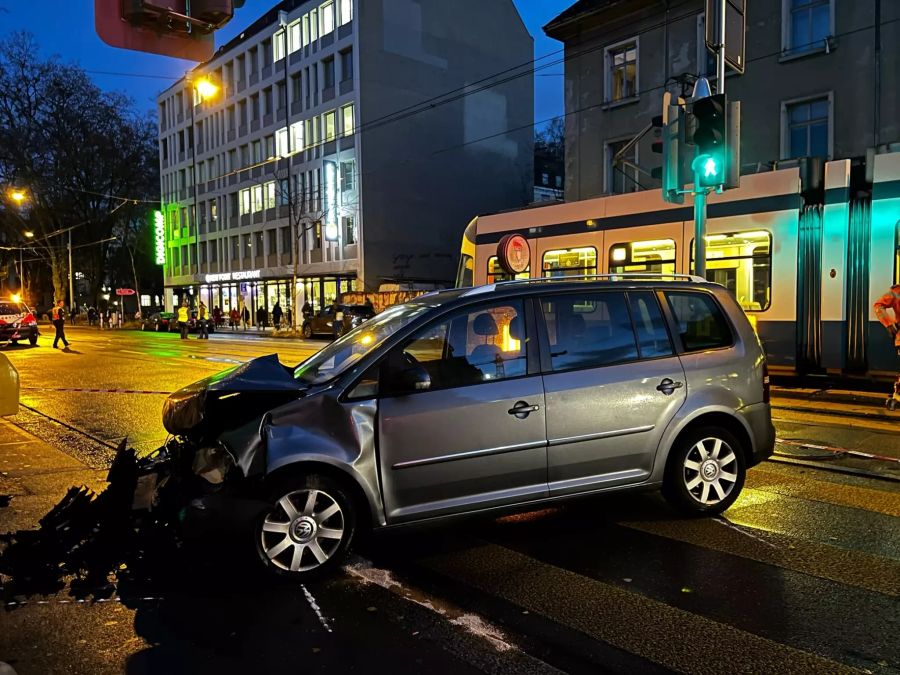 Beim Unfall am frühen Dienstagmorgen wurde der Autofahrer mittelschwer verletzt.