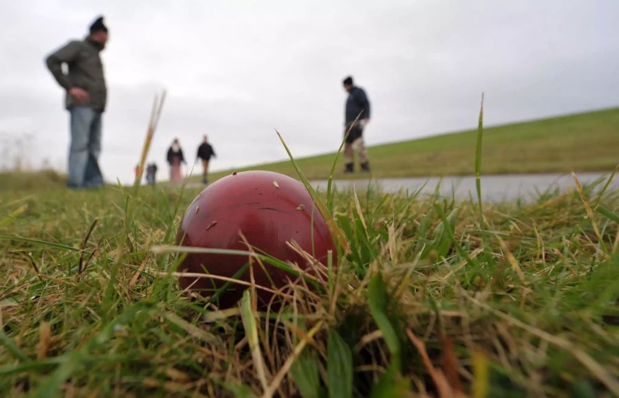 Gummikugel im Gras Menschen im Hintergrund