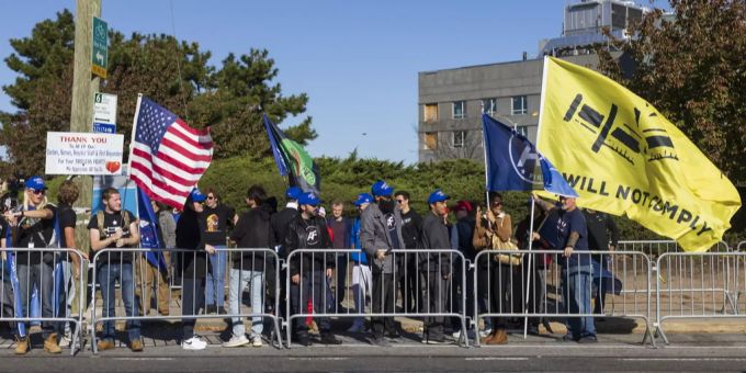 Demonstranten halten Fahnen während eines Protestes gegen Covid-19-Impfstoffe und staatliche Impfvorschriften in New York. Coronavirus Demonstranten