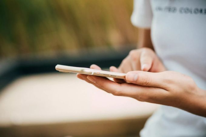 Die Telefonbetrügerin aus Belgien hat sich eine Polizeiwache als Opfer ausgesucht. telefonbetrug