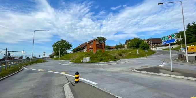 Die Hauptstrasse von Gisikon. Die Hauptstrasse von Gisikon.