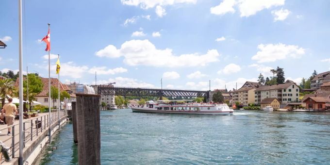 Schiff auf dem Rhein bei Schaffhausen. Schiff auf dem Rhein bei Schaffhausen.