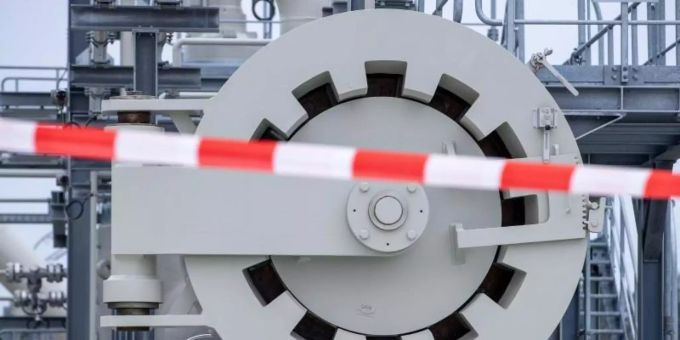 Ein rot-weisses Absperrband hängt vor der sogenannten «Molchstation» in der Gasanlandestation von Nord Stream 2. Foto: Jens Büttner/dpa-Zentralbild/dpa Ein rot-weisses Absperrband hängt vor der sogenannten «Molchstation» in der Gasanlandestation von Nord Stream 2. Foto: Jens Büttner/dpa-Zentralbild/dpa
