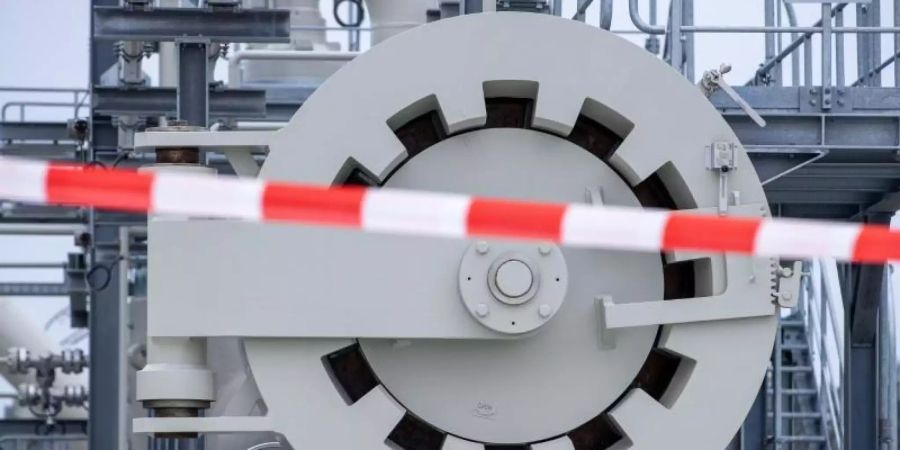 Ein rot-weisses Absperrband hängt vor der sogenannten «Molchstation» in der Gasanlandestation von Nord Stream 2. Foto: Jens Büttner/dpa-Zentralbild/dpa
