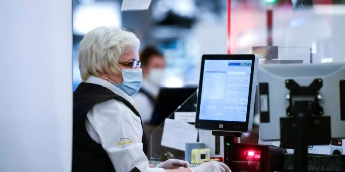 Kassiererin im Supermarkt Kassiererin im Supermarkt