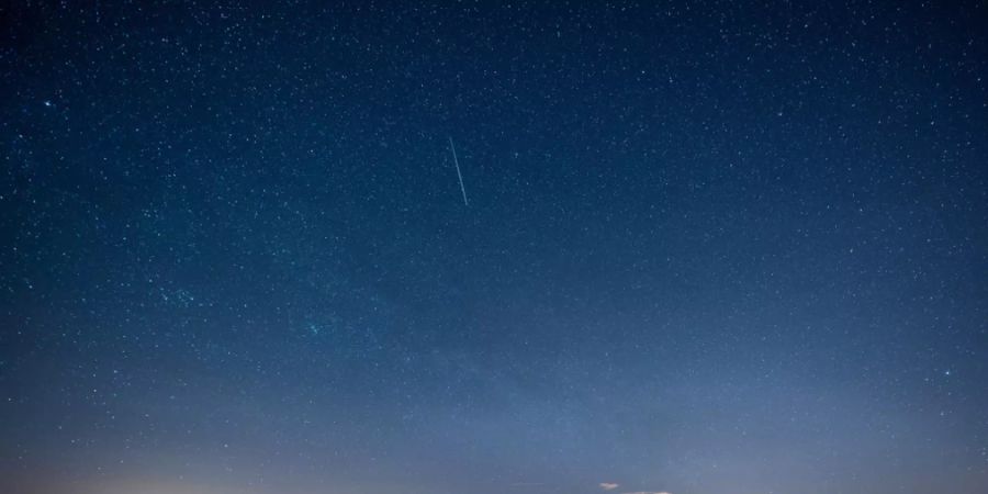 Eine Sternschnuppe aus dem Meteorenschauer der Geminiden in der Nacht auf den 14. Dezember 2015 über dem Pilatus. Dieses Jahr erreicht das Spektakel am selben Datum seinen Höhepunkt (Archivbild).