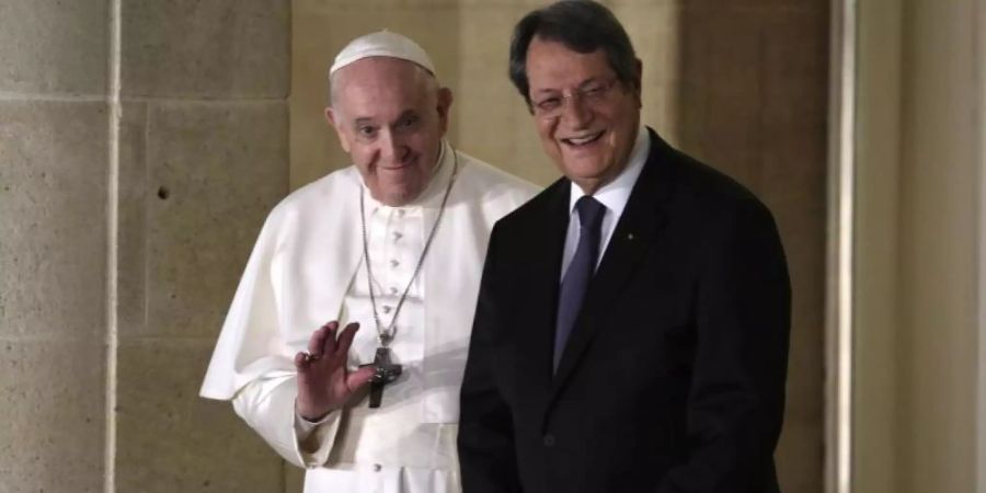 Der zyprische Präsident Nicos Anastasiades empfängt Papst Franziskus in Nikosia. Foto: Philippos Christou/AP/dpa