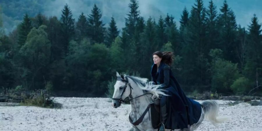 Schauspielerin Rosamund Pike spielt in der Serie «Das Rad der Zeit» Moiraine Damodred, eine herausragende Magierin in einer Fantasywelt, in der Zauberkräfte eher ein Privileg von Frauen sind. Foto: -/Benjamin Brown/Amazon Prime Video/dpa