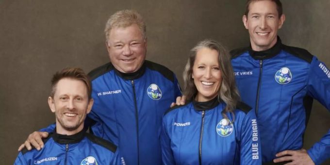 Mit 90 Jahres endlich ins echte All: William Shatner flog am Mittwoch wie bei «Raumschiff Enterprise» in den Weltraum. Foto: -/Blue Origin via AP/dpa raumschiff enterprise