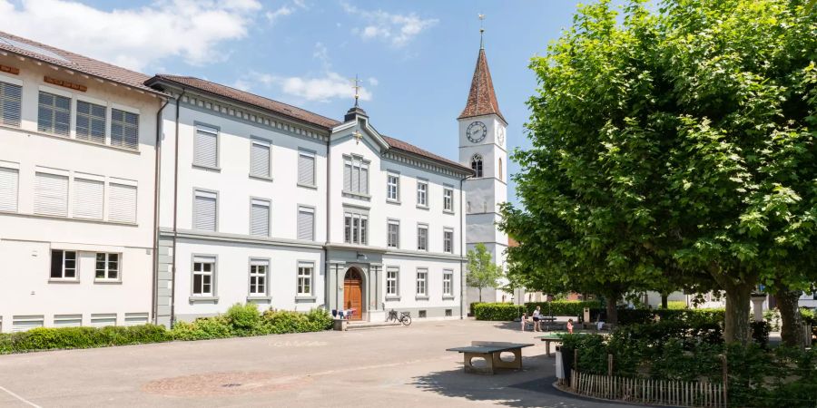 Das Schulhaus Dorf in Sissach.