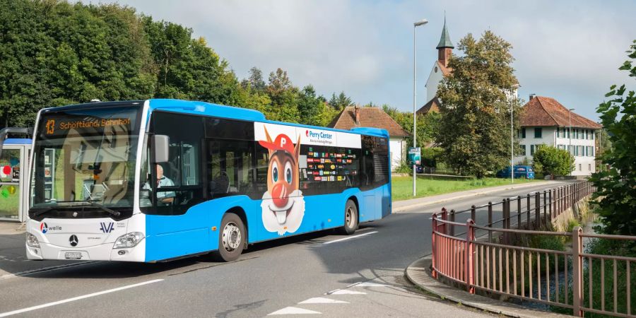 Busdurchfahrt auf der Dorfstrasse in Uerkheim.