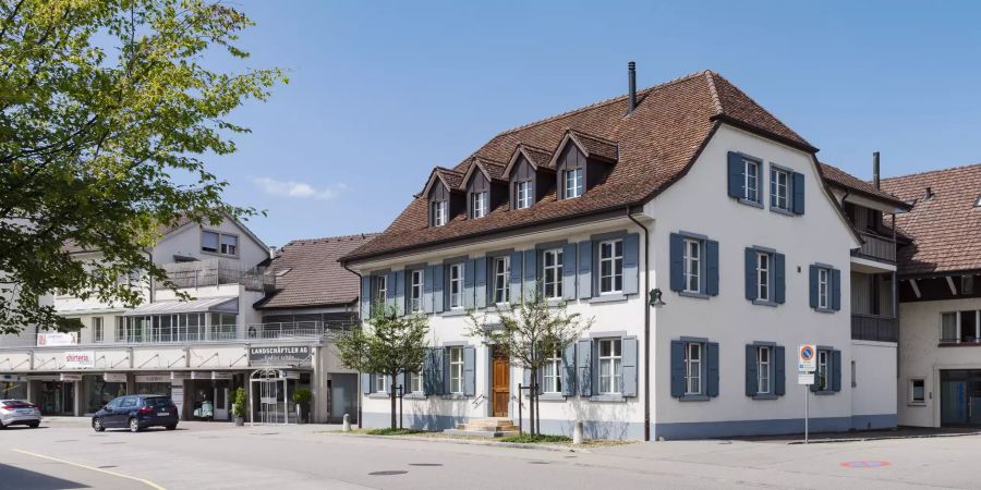 Die Poststrasse in Gelterkinden mit verschiedenen Geschäften.