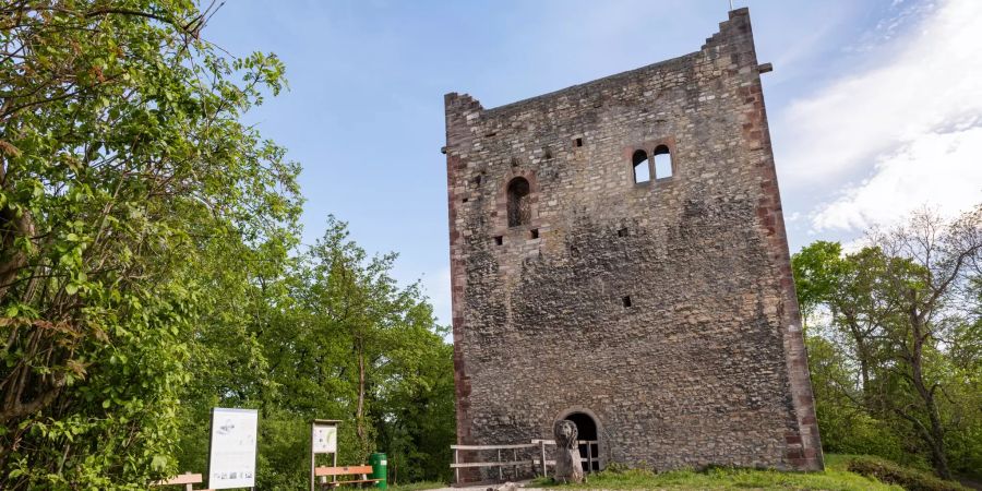 Ein alter Turm in den römischen Ruinen Wartenberg in Muttenz.