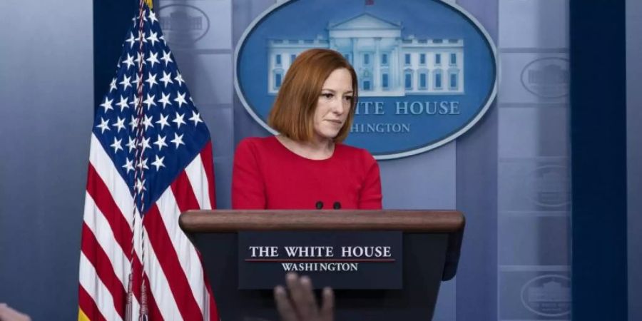 Jen Psaki, Sprecherin des Weissen Hauses, spricht während eines Pressebriefings im Weissen Haus mit Journalisten. Foto: Alex Brandon/AP/dpa