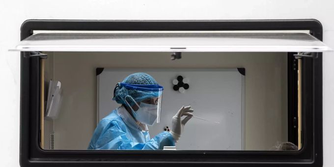 ARCHIV - Zur Entlastung der Ärzte hat das griechische Gesundheitsministerium 85 Privatärzte zum Dienst verpflichtet. Foto: Yorgos Karahalis/AP/dpa ARCHIV - Zur Entlastung der Ärzte hat das griechische Gesundheitsministerium 85 Privatärzte zum Dienst verpflichtet. Foto: Yorgos Karahalis/AP/dpa