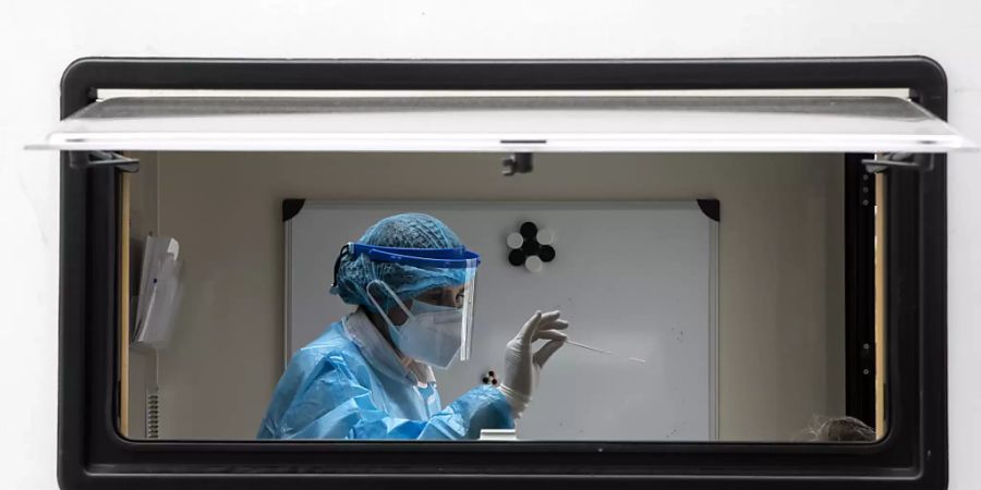 ARCHIV - Zur Entlastung der Ärzte hat das griechische Gesundheitsministerium 85 Privatärzte zum Dienst verpflichtet. Foto: Yorgos Karahalis/AP/dpa