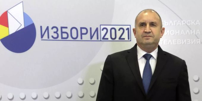 Rumen Radew, Präsident von Bulgarien, kommt beim bulgarischen Nationalfernsehen zu einer Vorwahldebatte an. Foto: Valentina Petrova/AP/dpa Rumen Radew, Präsident von Bulgarien, kommt beim bulgarischen Nationalfernsehen zu einer Vorwahldebatte an. Foto: Valentina Petrova/AP/dpa