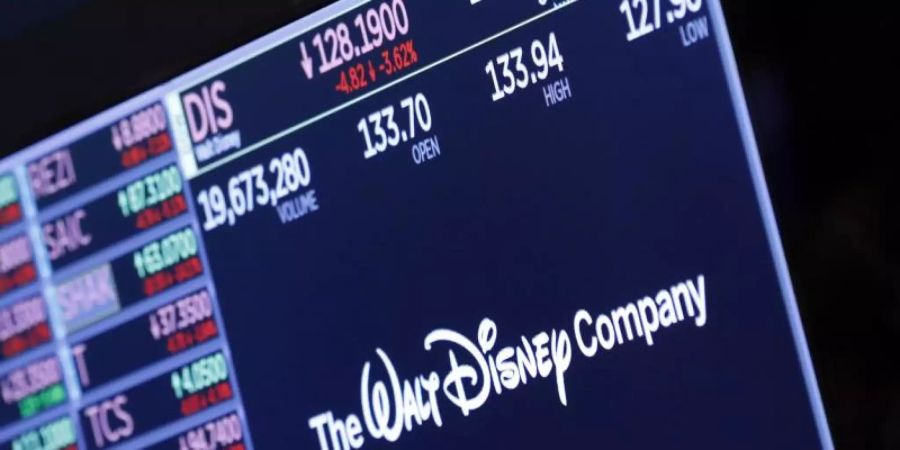 Das Logo von «The Walt Disney Company» erscheint über einem Handelsposten auf dem Parkett der New Yorker Börse. Foto: Richard Drew/AP/dpa