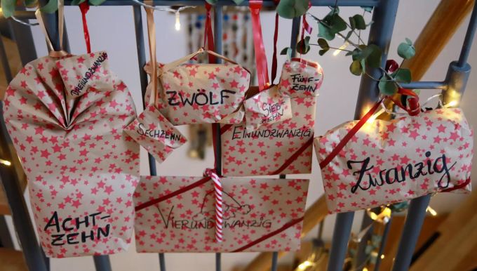 Kleine nummerierte Päckchen als Adventskalender-Türchen passen auch an jedes Treppengeländer. Nummerierte Päckchen.
