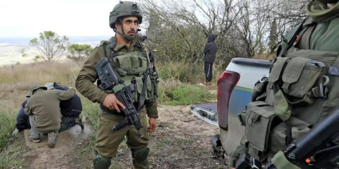 Israelischer Soldat bewacht trauernde Siedler Israelischer Soldat bewacht trauernde Siedler