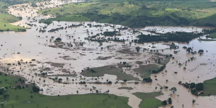 President Bolsonaro visits the areas affected by flooding in the state of Bahia