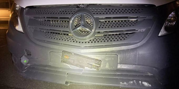 Ohne sich um den entstandenen Schaden zu kümmern, fuhr der Lenker weg. Unfall