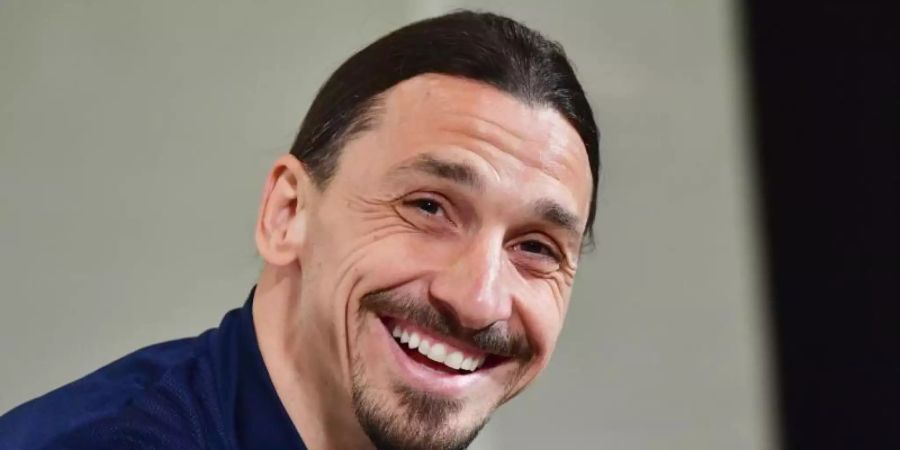 Zlatan Ibrahimovic lacht während einer Pressekonferenz. Foto: Jonas Ekstromer/TT News Agency/AP/dpa