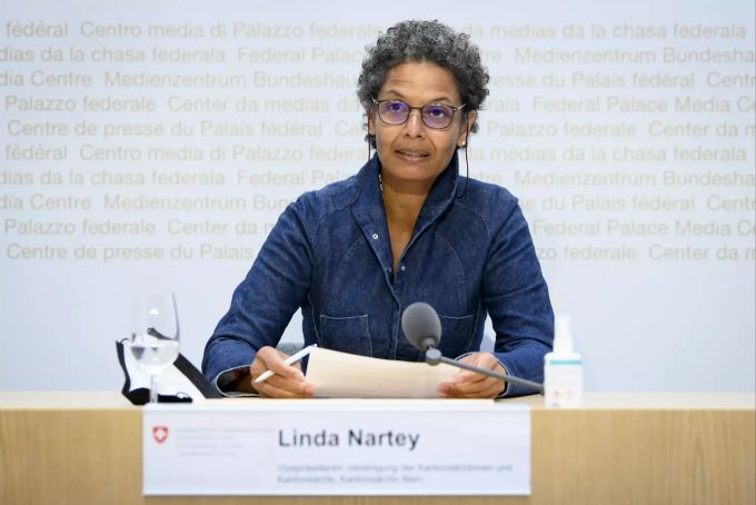 Linda Nartey, Kantonsärztin Bern, Vizepräsidentin der Vereinigung der Kantonsärztinnen und Kantonsärzte VKS, spricht an einem Point de Presse zum Coronavirus, 29. September 2021, in Bern. Coronavirus